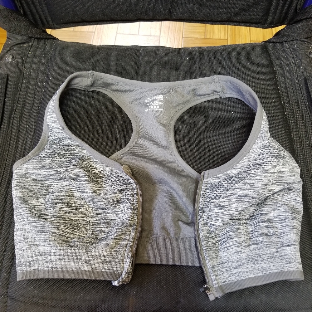 Medium zip up bra